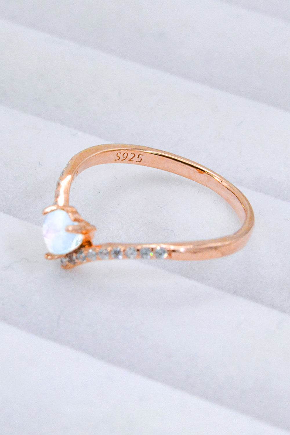 Moonstone Heart-Shaped Ring - luxurift